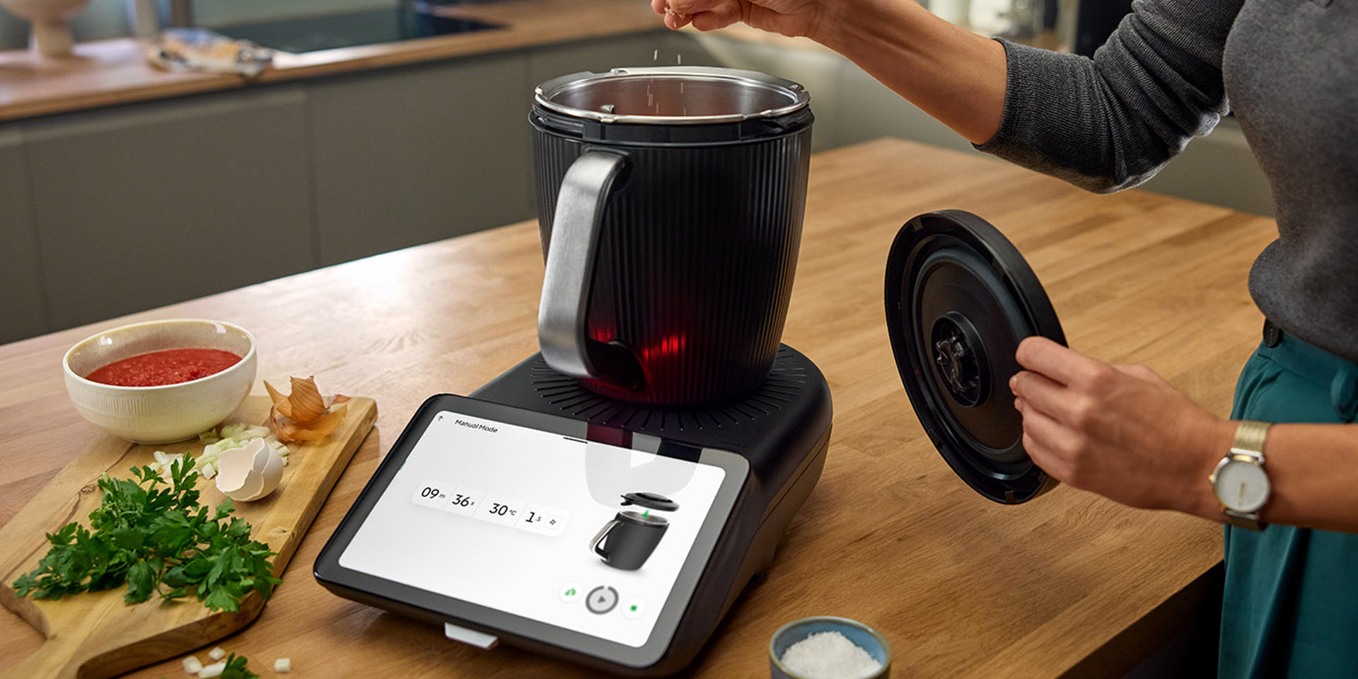 Pessoa a utilizar a nova Bimby® TM7