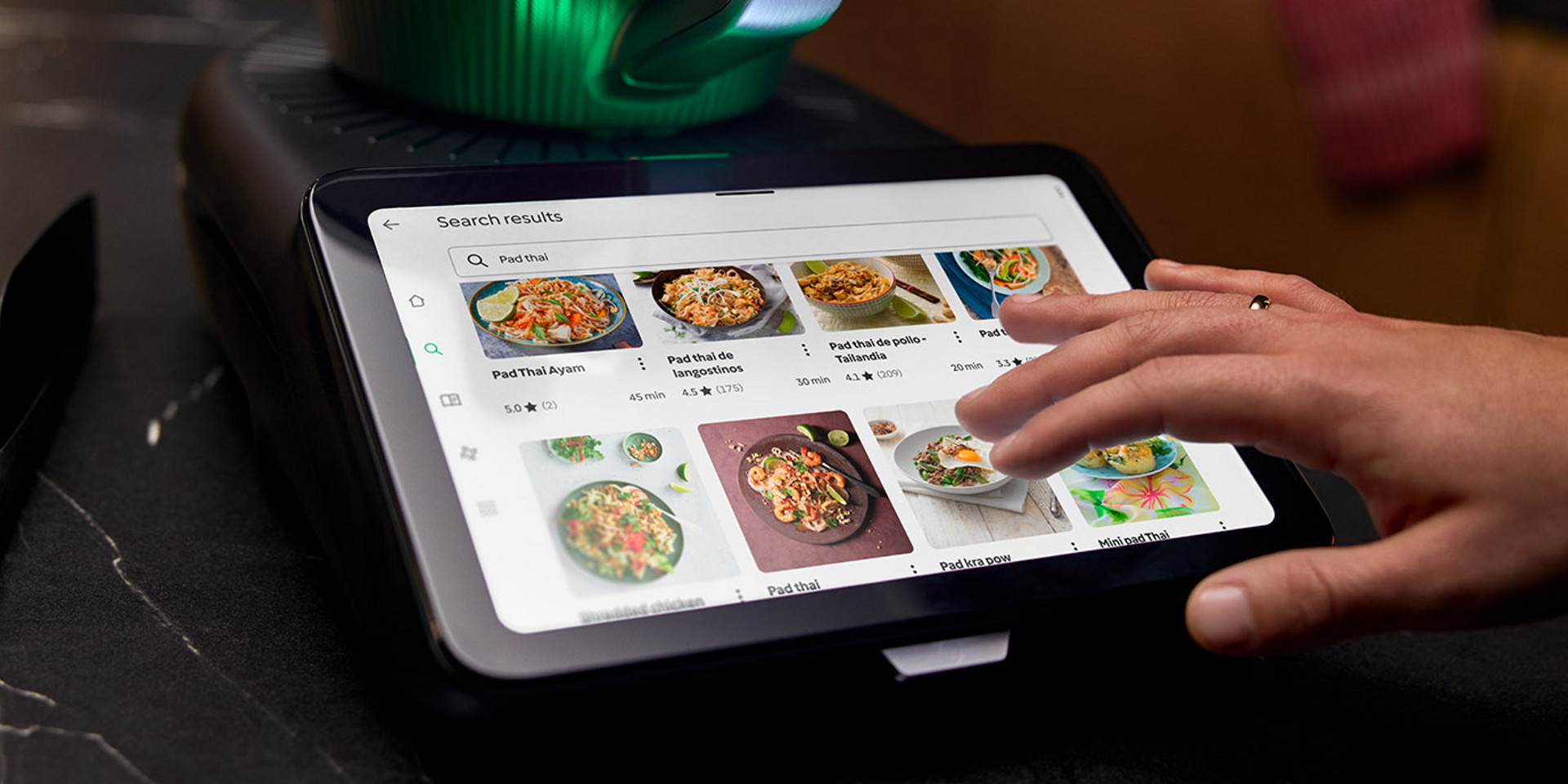 Pessoa a utilizar o Cookidoo® na nova Bimby® TM7