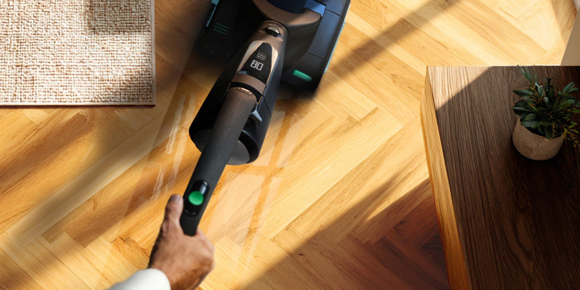 Kobold aspira el suelo de madera