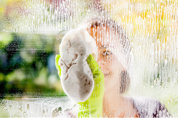 Reinige regelmäßig deine Fenster