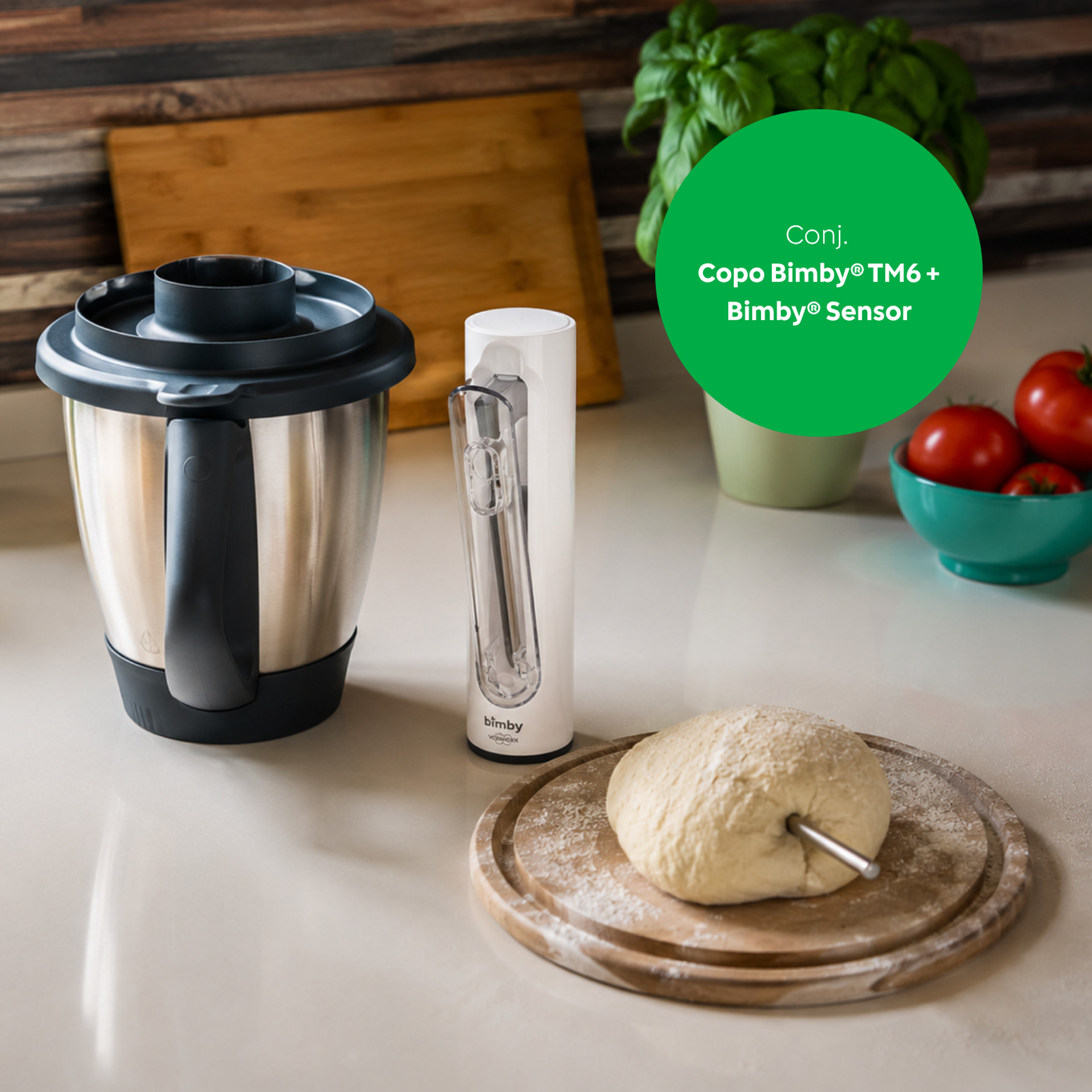 Copo Bimby® TM6, Bimby® Sensor e massa com sonda na bancada, junto a legumes e ervas aromáticas.