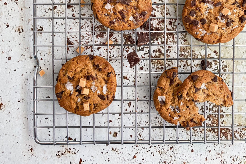 cookies de chocolate caramelo y sal en escamas 1