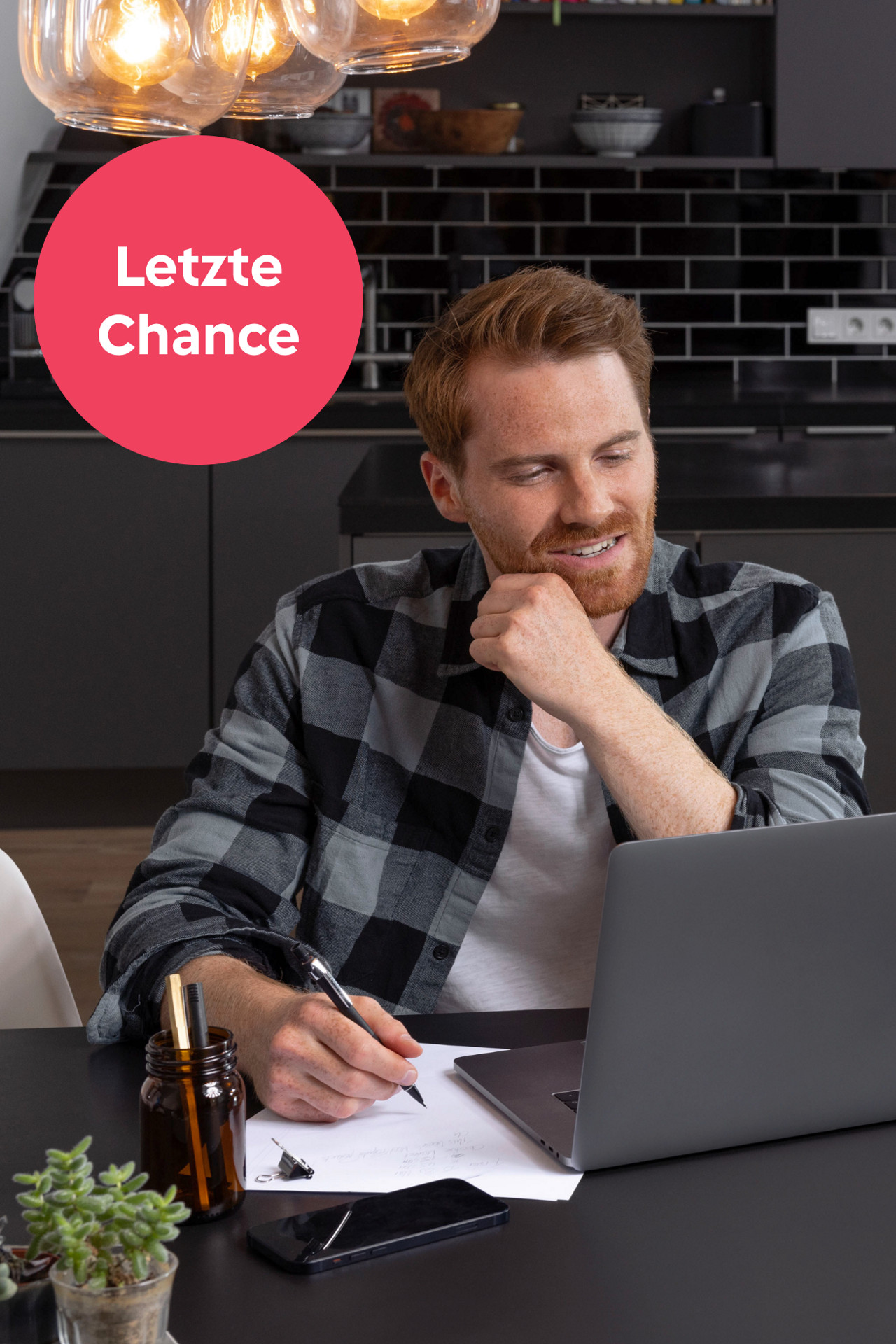 Person arbeitet an einem Tisch mit Laptop und Notizen; roter Kreis mit Text „Letzte Chance“.