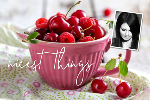 Das BIld zeigt eine Tasse mit Kirschen schön inszeniert mit dem Schriftzug "Nicest things" und ein Bild der Bloggerin