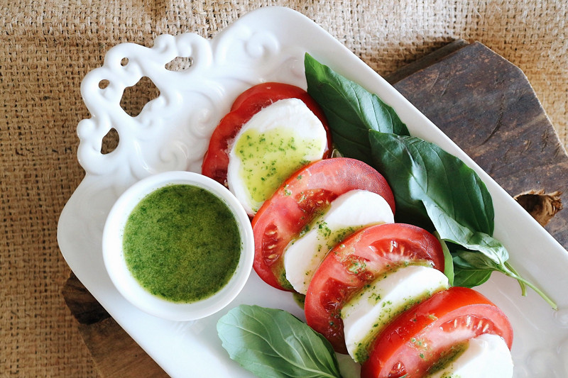  Thermomix® Thermomix® por el mundo recetas ensalada caprese con aceite de albahaca 2