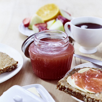 Erdbeerkonfitüre auf Brot