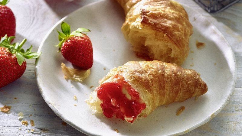 Croissant mit Erdbeermarmelade