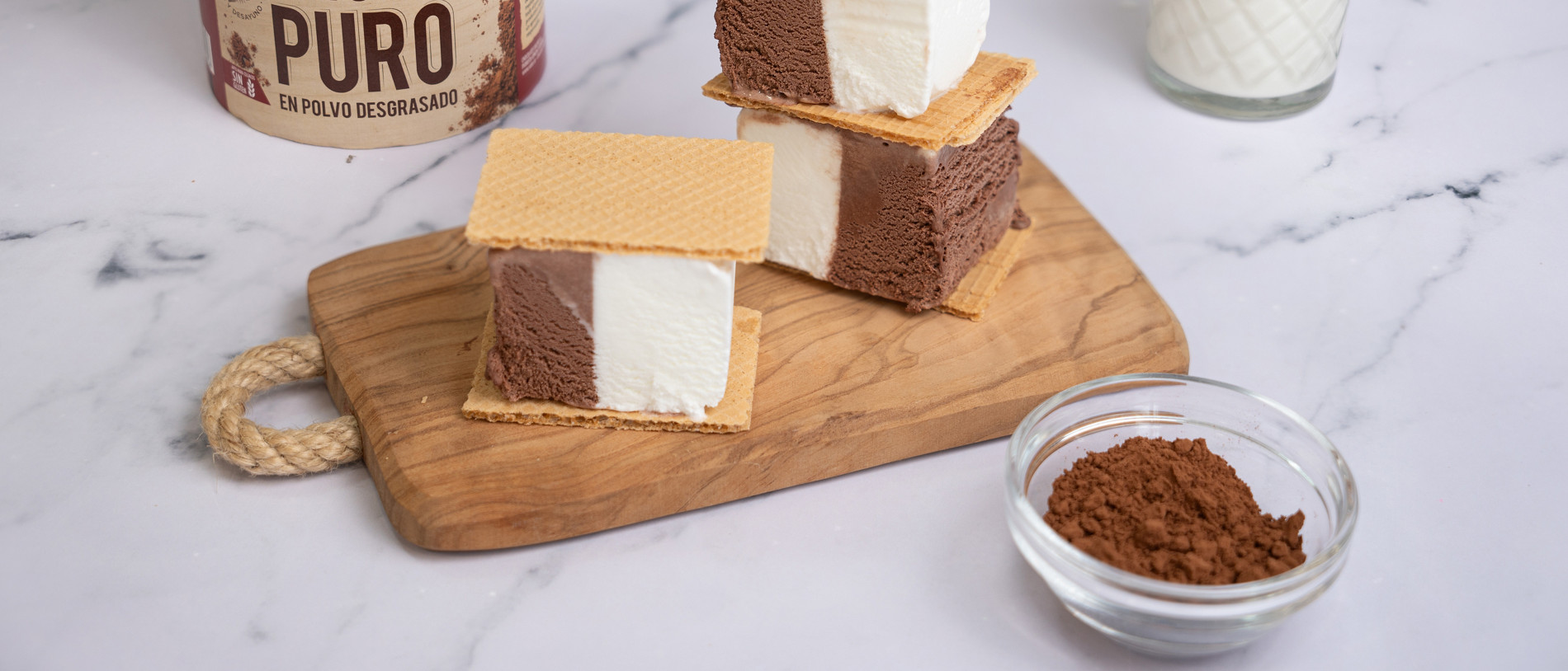 es Corte de helado nata y chocolate