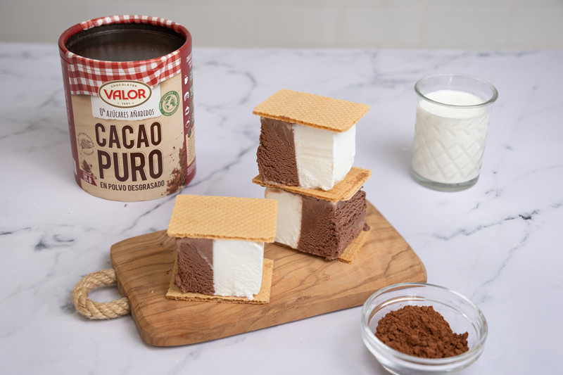 es Corte de helado nata y chocolate