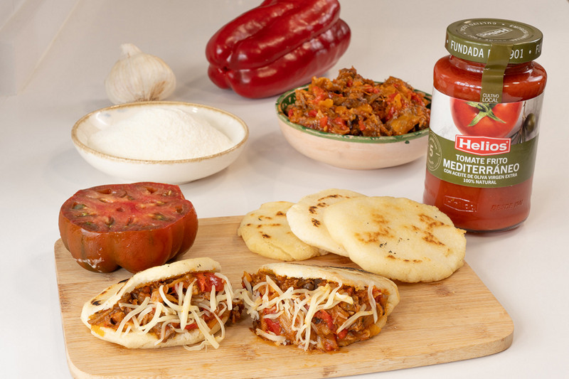 AREPAS DE CARNE MECHADA CON TOMATE FRITO MEDITERRÁNEO HELIOS