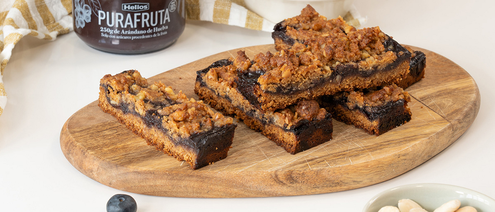 BARRITAS DE ARÁNDANOS CON CRUMBLE DE PACANAS Y PURAFRUTA HELIOS