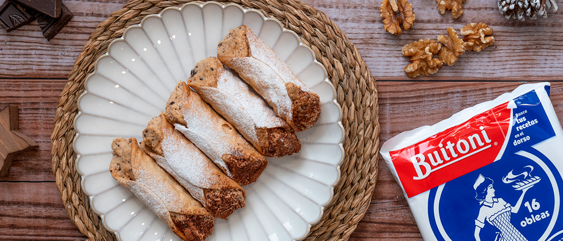 Canoli de dulce de leche, chocolate y nuez con obleas