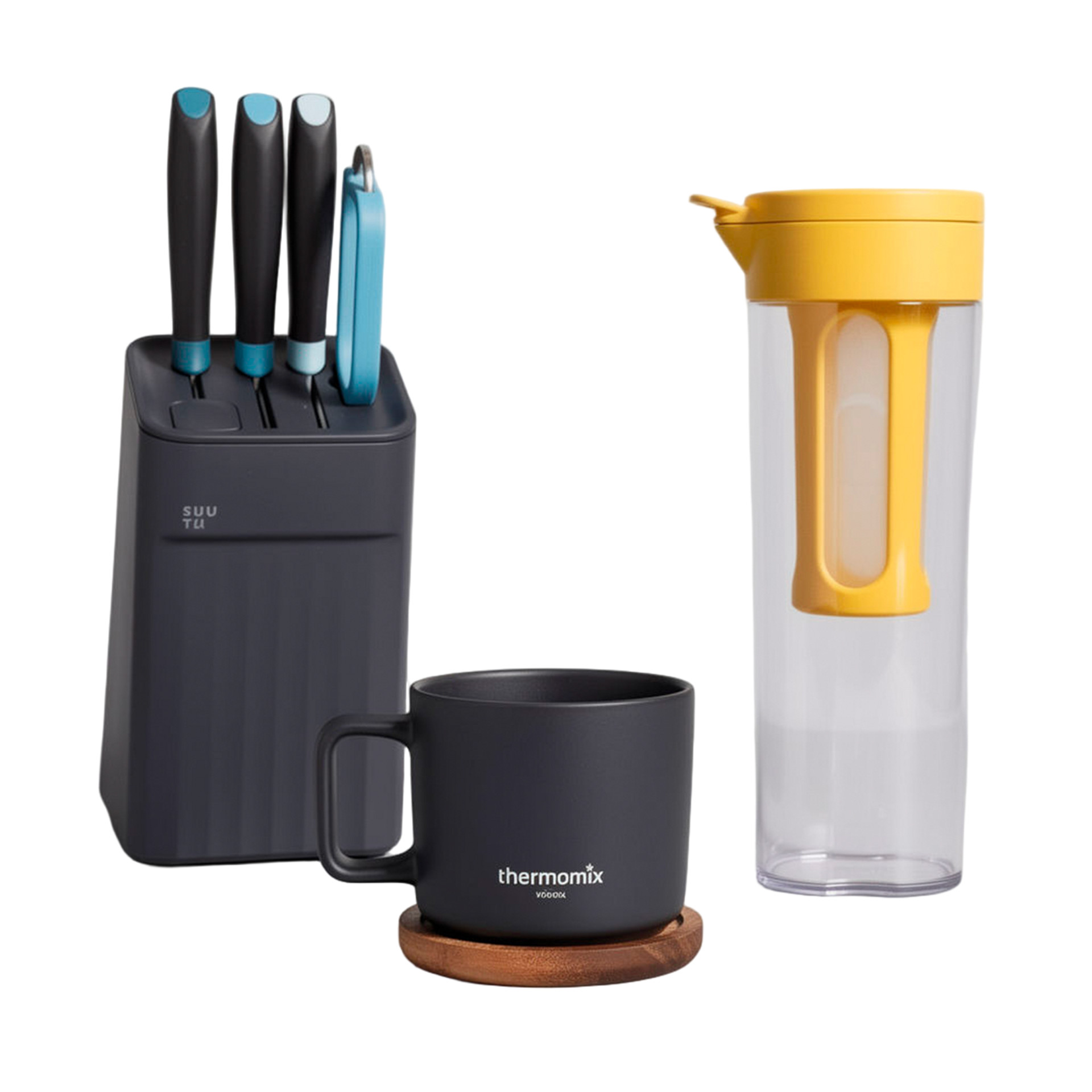 Bloque de cuchillos con cuchillos, taza negra Thermomix® TM6 sobre un posavasos y botella transparente con tapa amarilla y filtro.