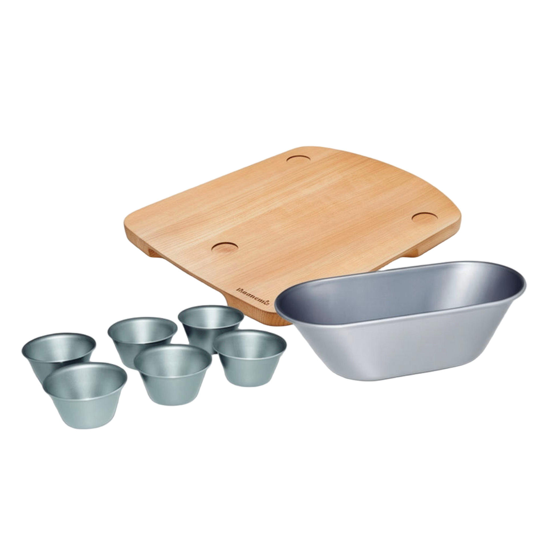 Set de repostería con tabla de madera, molde para pan y seis moldes metálicos para muffins.