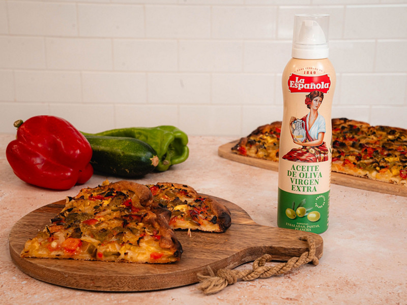 Coca de verduras con aceite de oliva