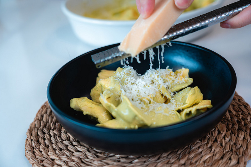 PASTA RELLENA CON SALSA DE CALABACÍN Y ANCHOA