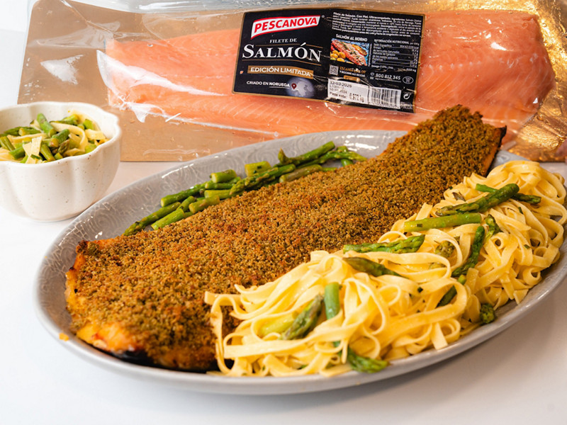 Salmon con costra de almendras y pappardelle con esparragos