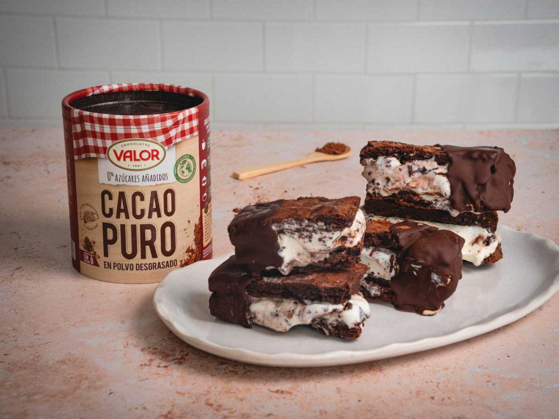 Brownie cookie ice cream sándwich con Cacao Puro en polvo desgrasado Valor.