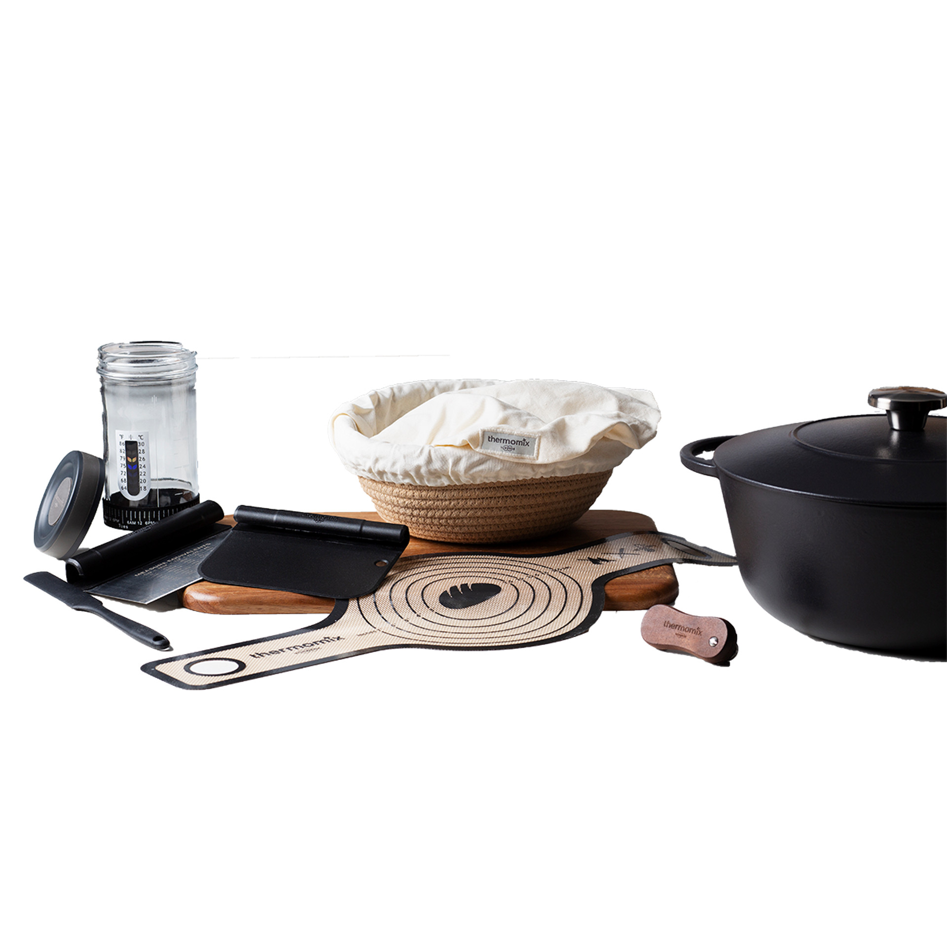 Set de accesorios para hornear pan con banetón Thermomix®, tarro, rasquetas, tapete de horneado y olla de hierro fundido.