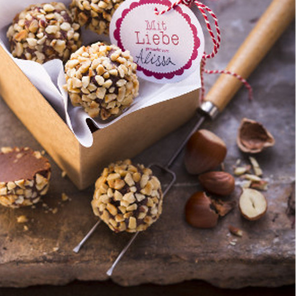 Haselnuss-Karamell-Pralinen in der Geschenkbox
