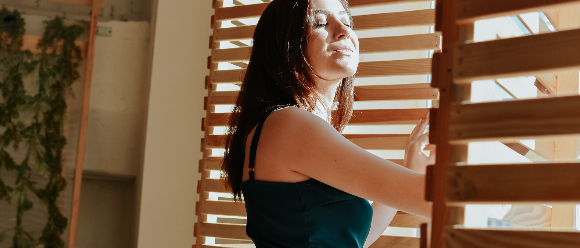 Femme qui ouvre la fenêtre pour aérer sa maison