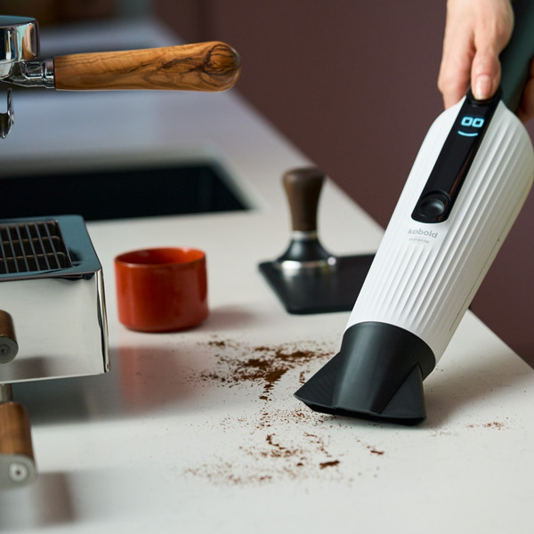 L'aspirateur de table VM7 aspire du café sur une table