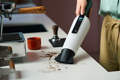 L'aspirateur de table VM7 aspire du café sur une table