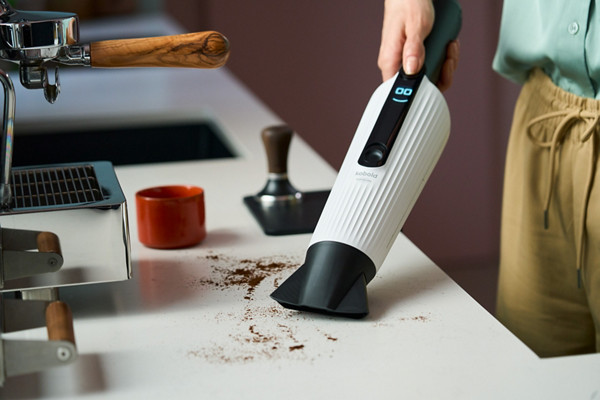 Aspirateur de table VM7 qui aspire du café