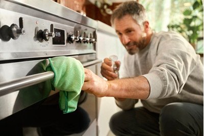 homme ménage de cuisine four