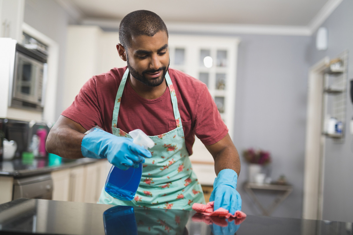 fr kobold blog homme nettoie sa cuisine
