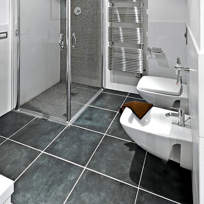 Salle de bain grise avec du carrelage gris