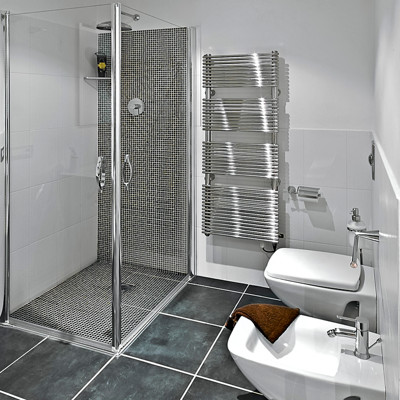 Salle de bain grise avec du carrelage gris