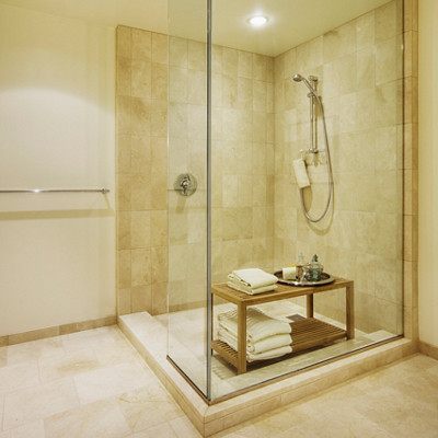 Douche luxueuse dans une salle de bain spacieuse