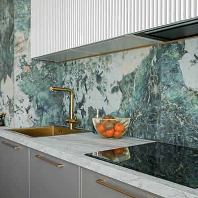 Un plan de travail de cuisine avec du marbre et du marbre sur les murs