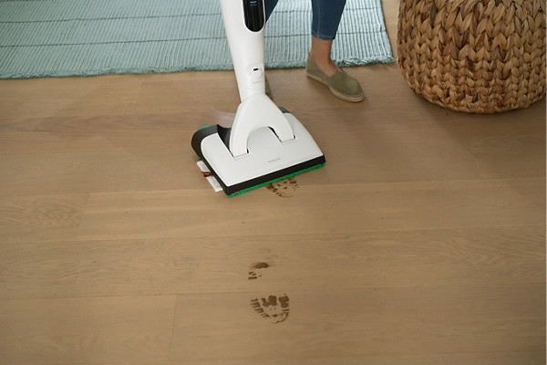 Le Kobold nettoie les sols durs en un rien de temps