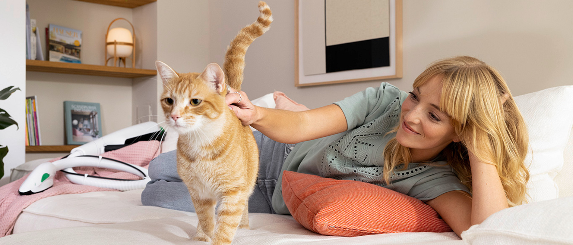 Femme qui passe une lingette carrelage avec son aspirateur laveur Kobold VK