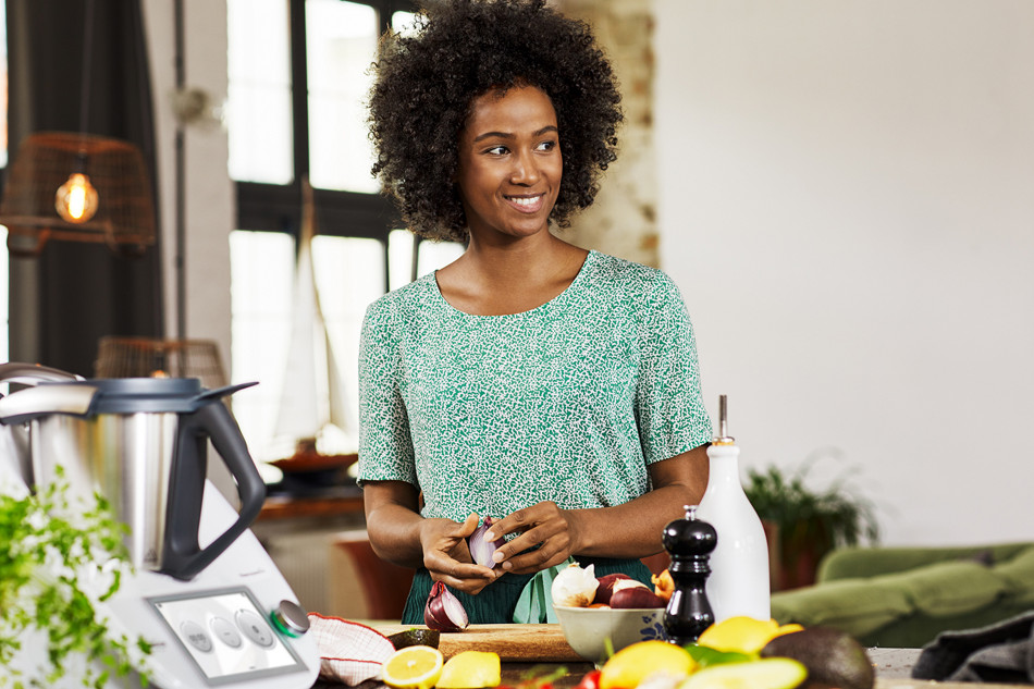 Femme qui cuisine avec un Thermomix