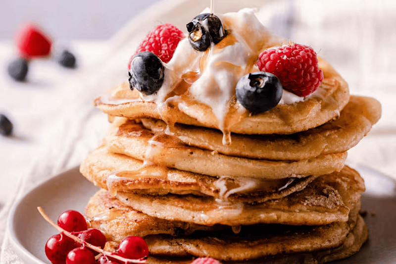 Pancakes avec des fruits rouges sur une assiette
