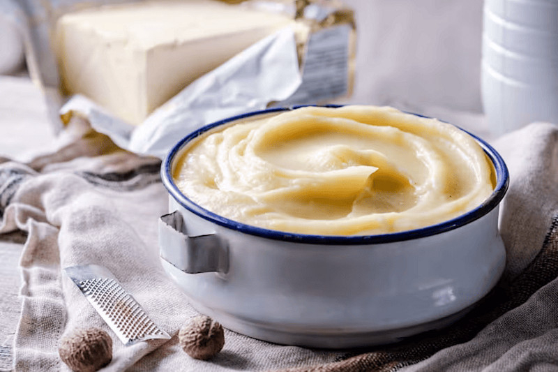 purée de pommes de terre dans un plat de cuisine