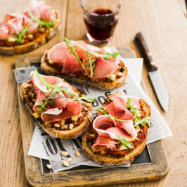 Bruschettas jambon fumé, tomate et basilic