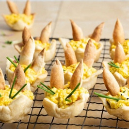 Salade d'œufs dans un nid de Pâques croustillant