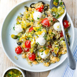 idée recette printemps Salade de quinoa, tomates, pois chiches et mozza