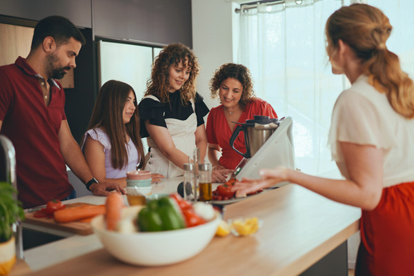 Des personnes découvrent le thermomix lors d'un atelier culinaire