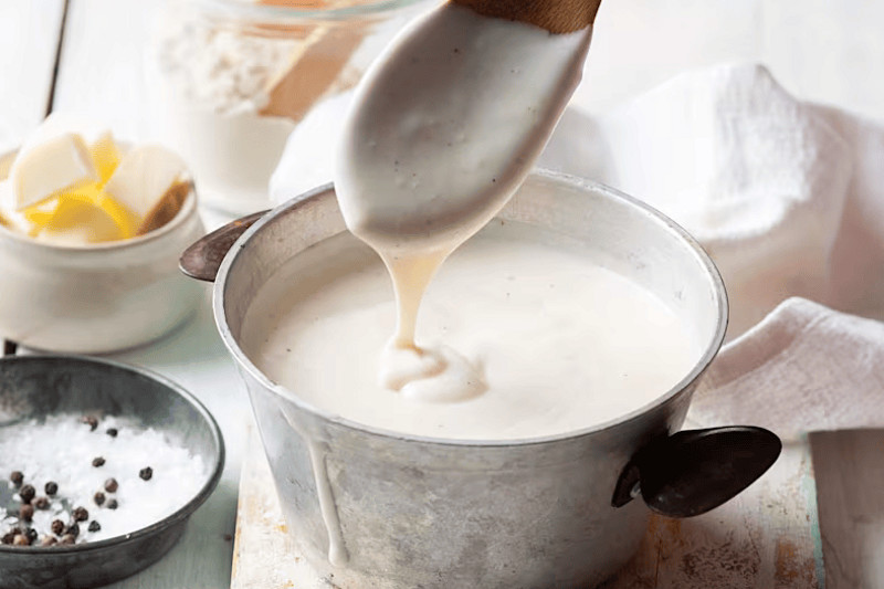 sauce béchamel dans un pot