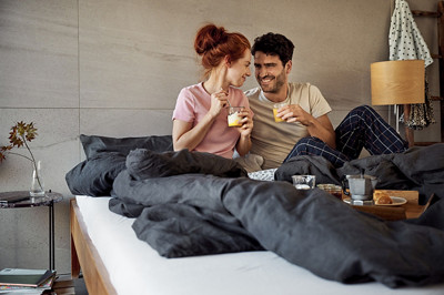 fr vorwerk lifestyle couple lit cocooning