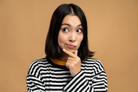 femme réfléchit