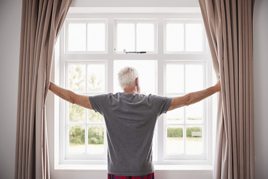 fr-vorwerk-lifestyle-homme-senior-rideaux-envato