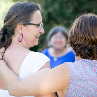 fr kobold blog women hugging back view