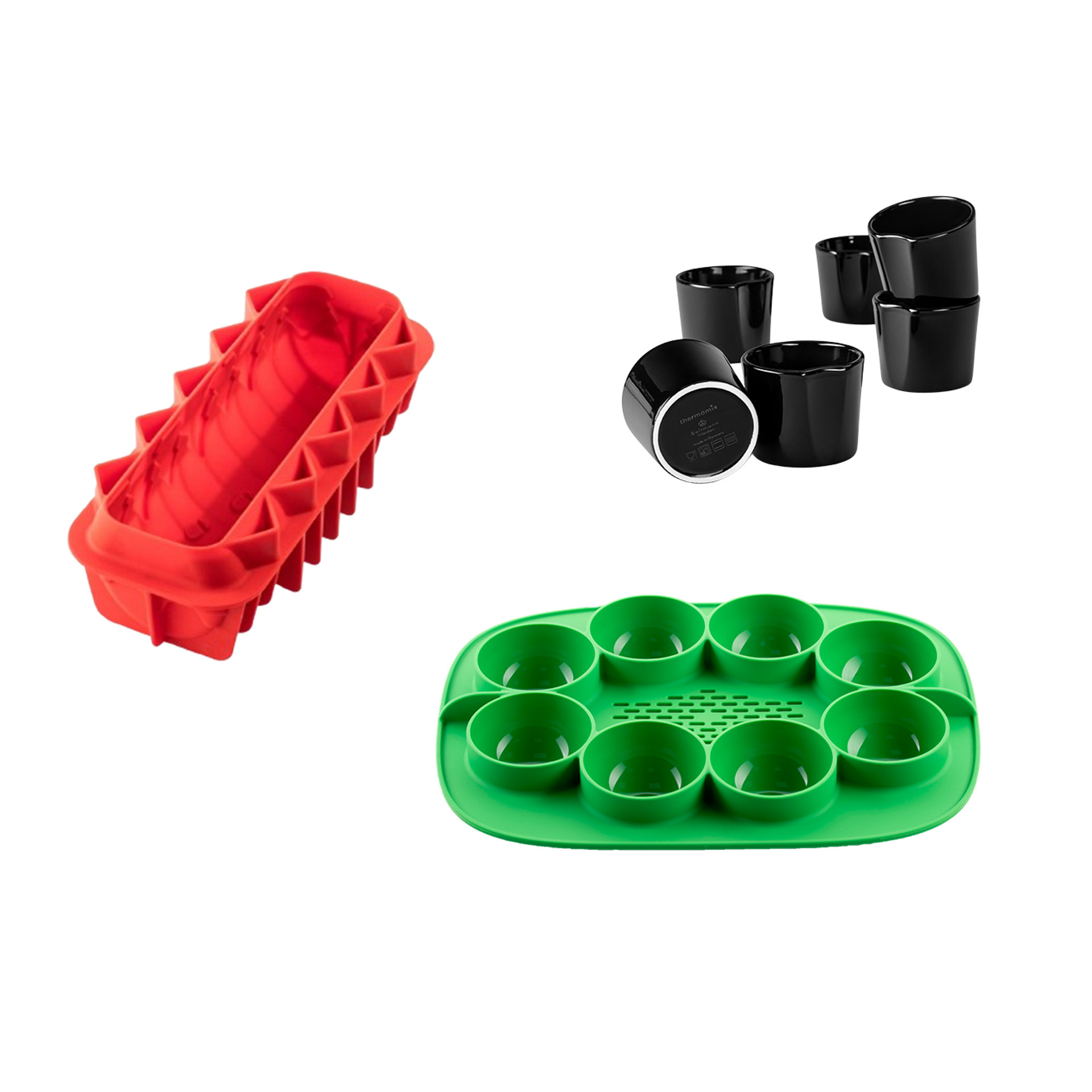 Trois accessoires de pâtisserie Thermomix moule rouge six ramequins noirs et moule à muffins vert