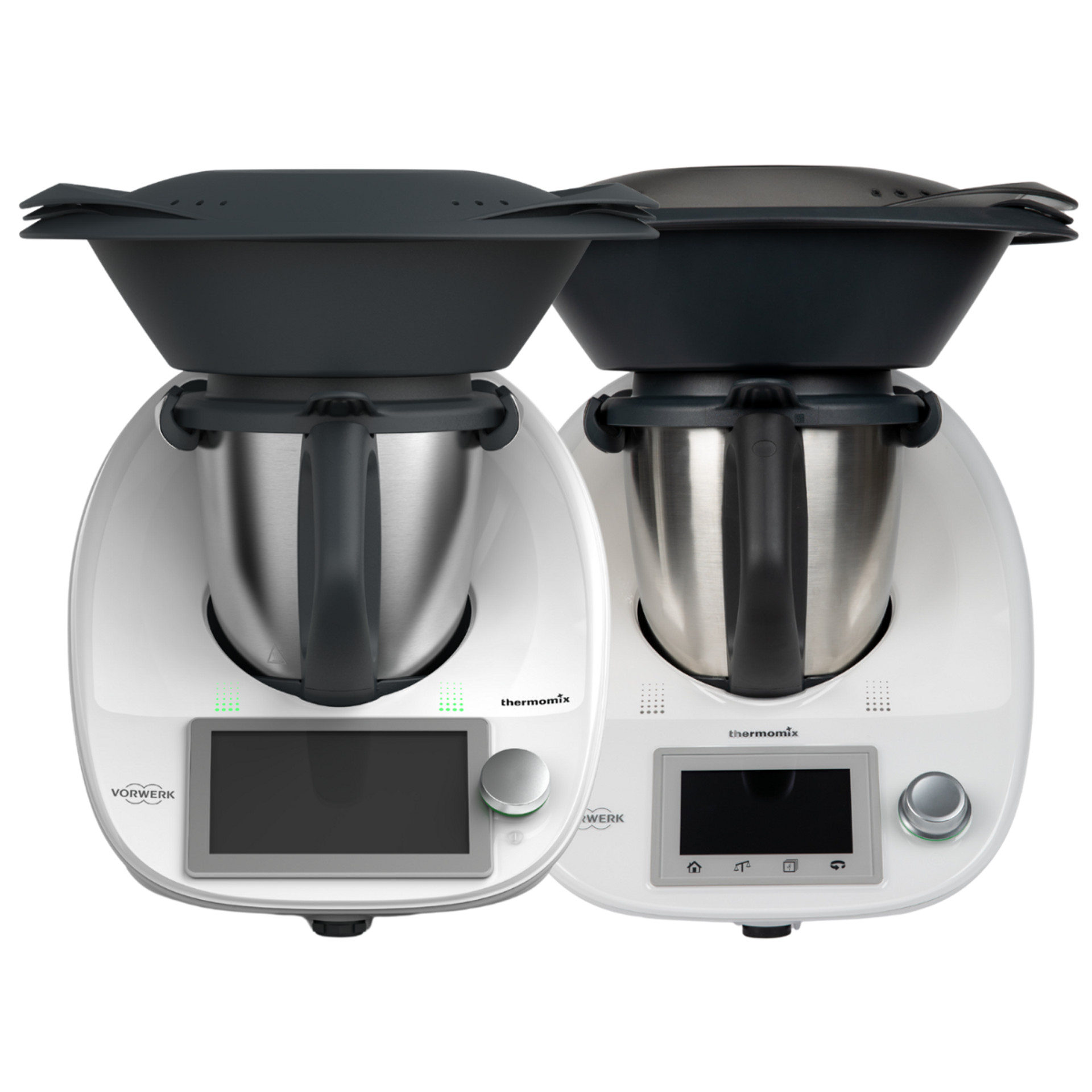 Thermomix® TM6 et TM5 côte à côte, chacun avec le Varoma dessus, comparaison des modèles.